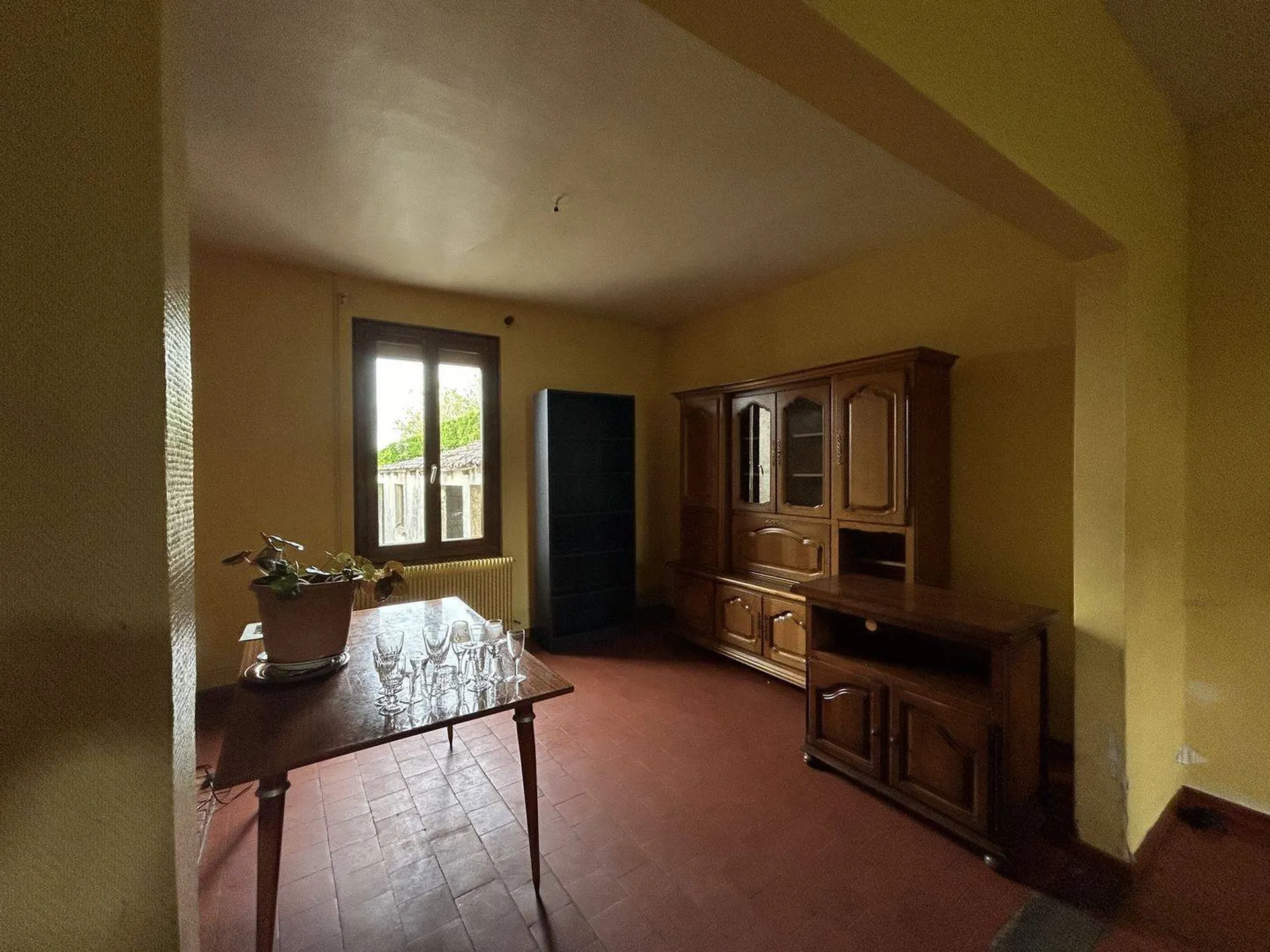 Maison de ville avec potentiel – À 5 minutes de Dieppe, jardin et garage inclus