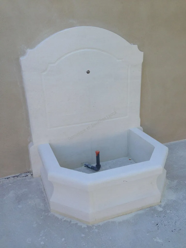 Fontaine murale en pierre d'Estaillades