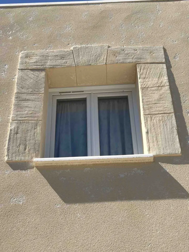 tour de fenêtre en pierre pour locaux professionnel à Marseillan
