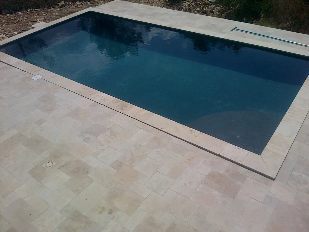 Piscine moderne travertin rustic
