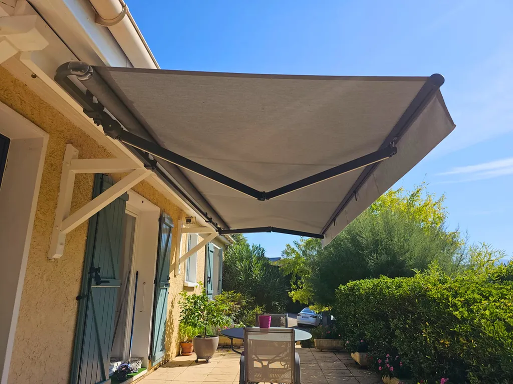 Installation d'un store banne sur-mesure motorisé de la marque Galaxie par 3 Baies à Brignais près de Tassin dans le Rhône