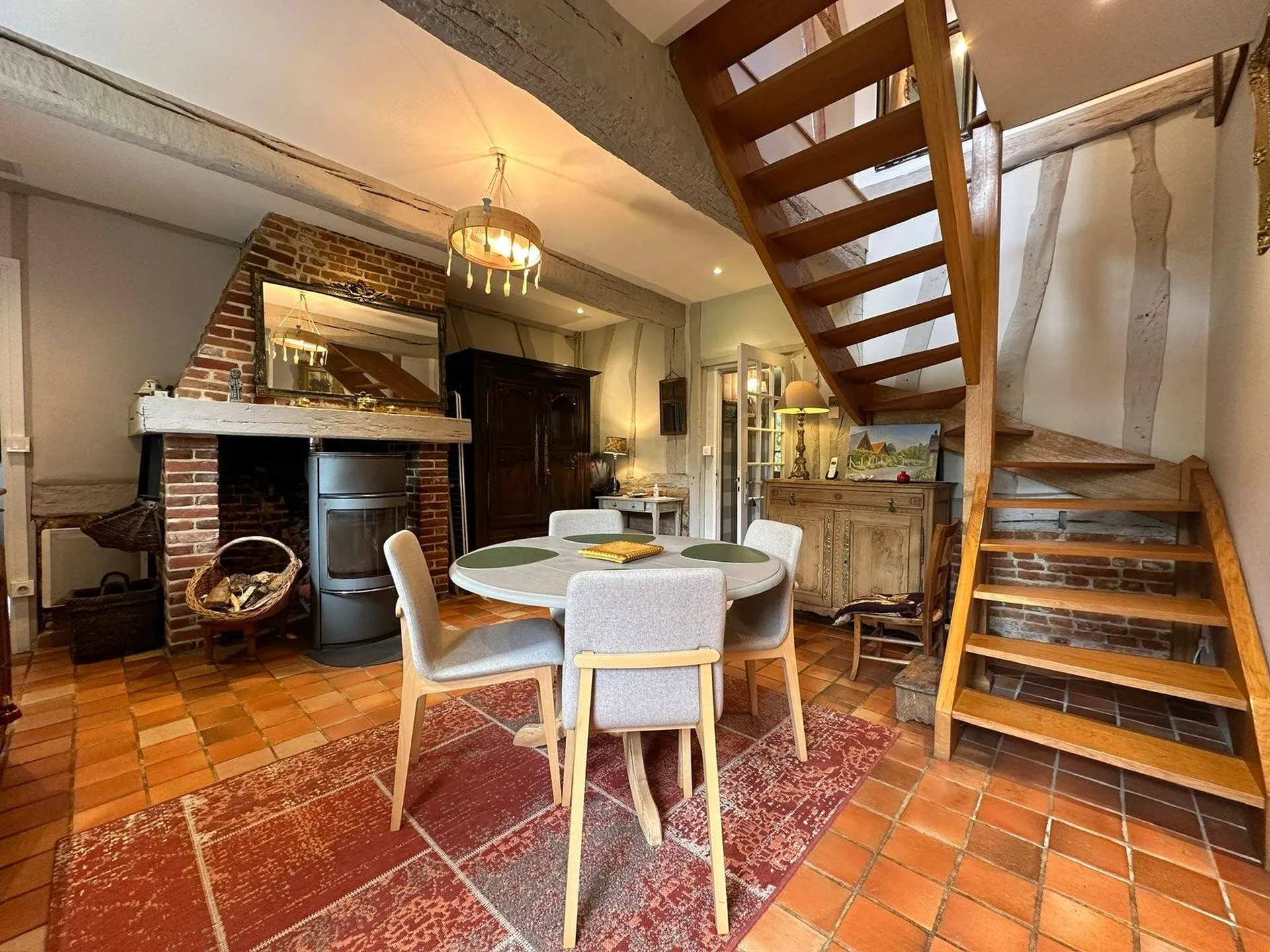 Vends longère avec cheminée et poêle à bois, idéale pour soirées conviviales