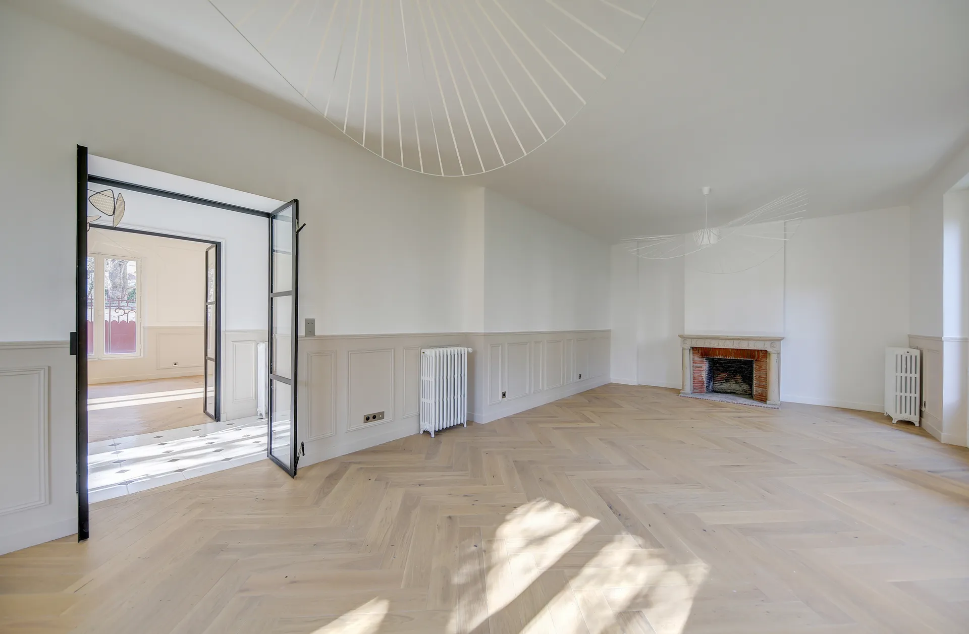 salon avec cheminée dans 