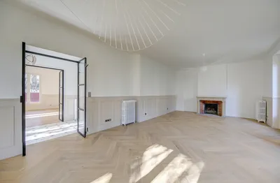 salon avec cheminée dans 