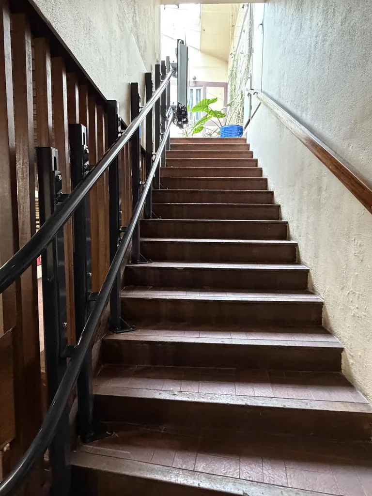 Espace maximal pour les piétons classiques dans l'escalier après installation de la plateforme oblique Lehner Stratos NG à Marseille