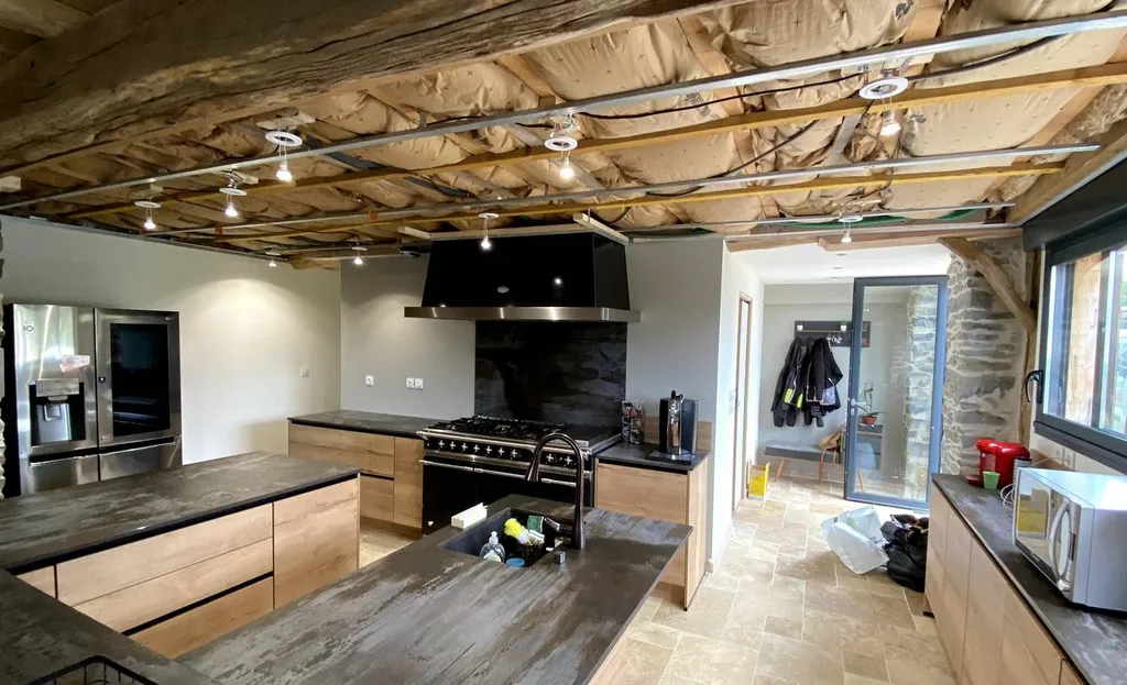 Faux-plafond tendu laqué brillant dans une cuisine ancienne - Montespan Haute-Garonne - Plafonds tendus Occitans St Jean