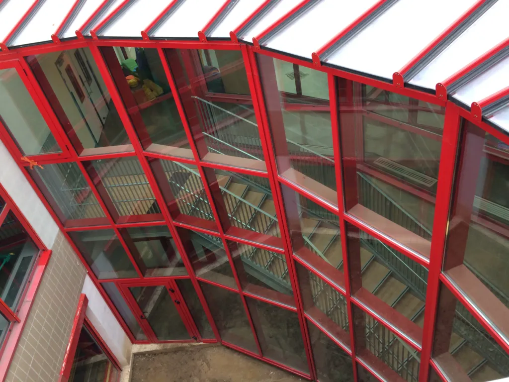 Murs-rideaux en aluminium rouge 