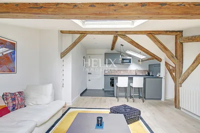 A vendre exceptionnel appartement situé au 4ème et dernier étage dans un immeuble historique à Saint-Germain-en-Laye, de très belles parties communes, hall d'entrée, sécurité, ascenseur.