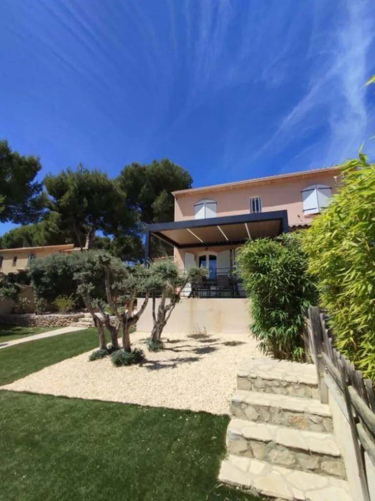 Installation de pergola sur mesure à lames orientables La Fare-les-Oliviers (13)