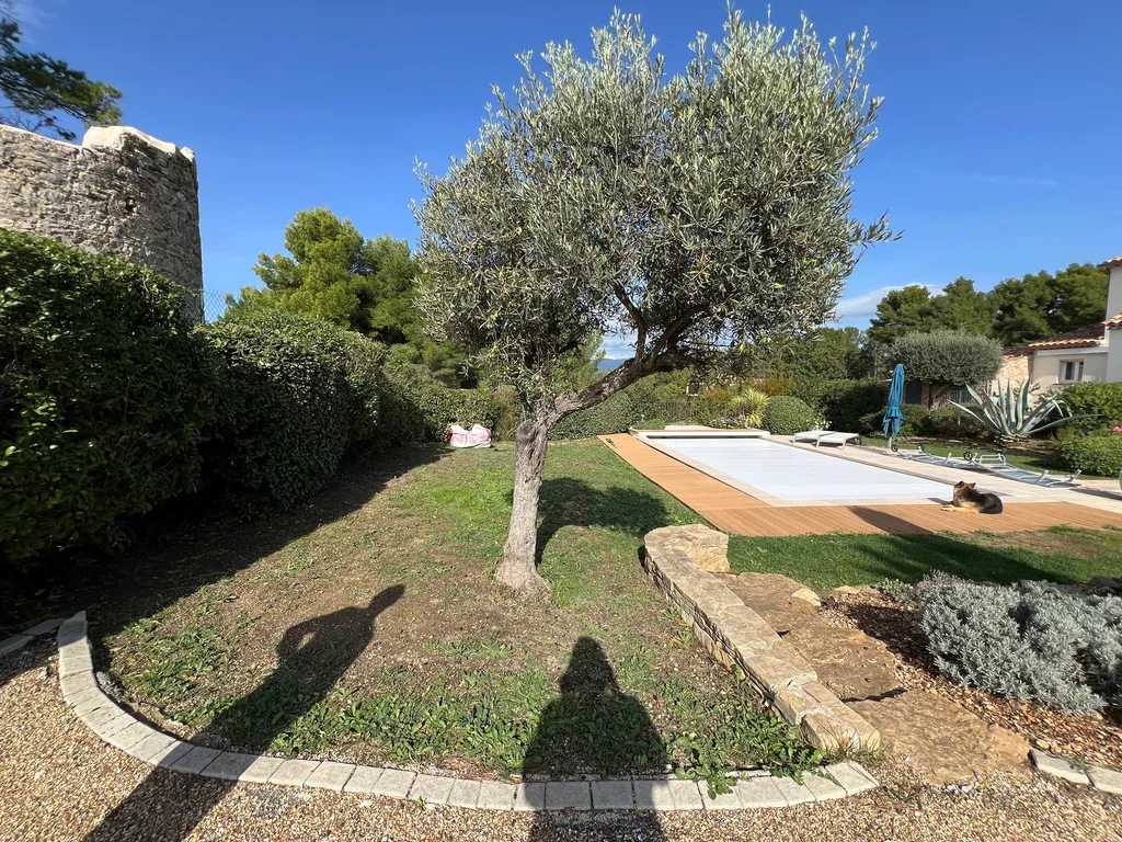 Aménagement paysager complet avec muret en pierres sèches et gazon de placage au Castellet