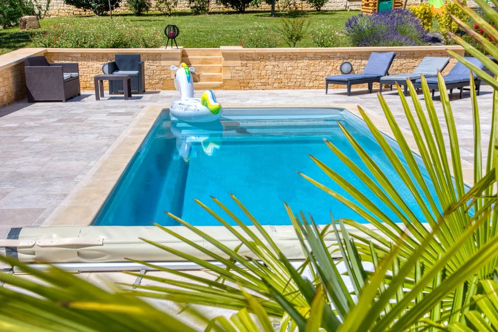 Choisissez la Krono 7m, piscine coque polyester élégante et durable. Pose simplifiée à Toulon, La Valette-du-Var et Le Pradet. Garantie 30 ans.