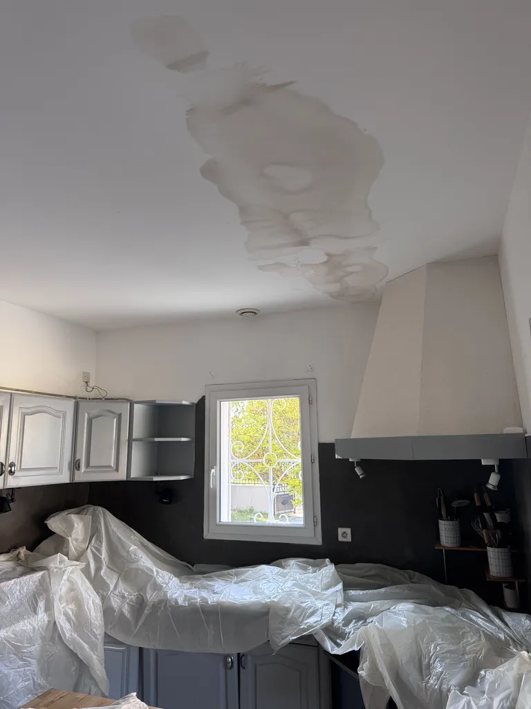 Dégât des eaux dans une cuisine sur la commune d’Andernos les bains près du bassin d’Arcachon 