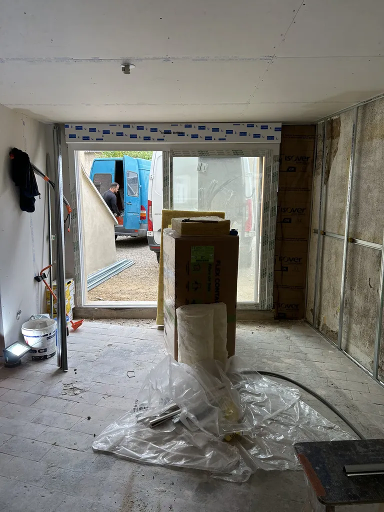 Installation d’une baie vitrée pour apporter luminosité et ouverture sur l’extérieur