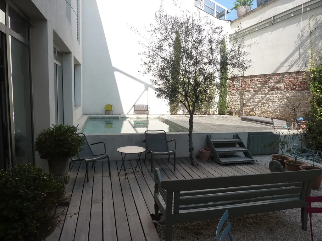 Terrasse aménagée avec petite piscine dans une maison de ville à Lyon (Rhône 69)