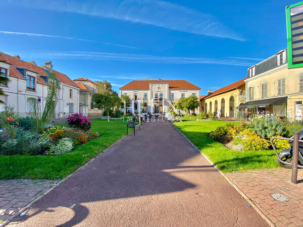 Immeuble de 360 m² dans le centre-ville de Montesson