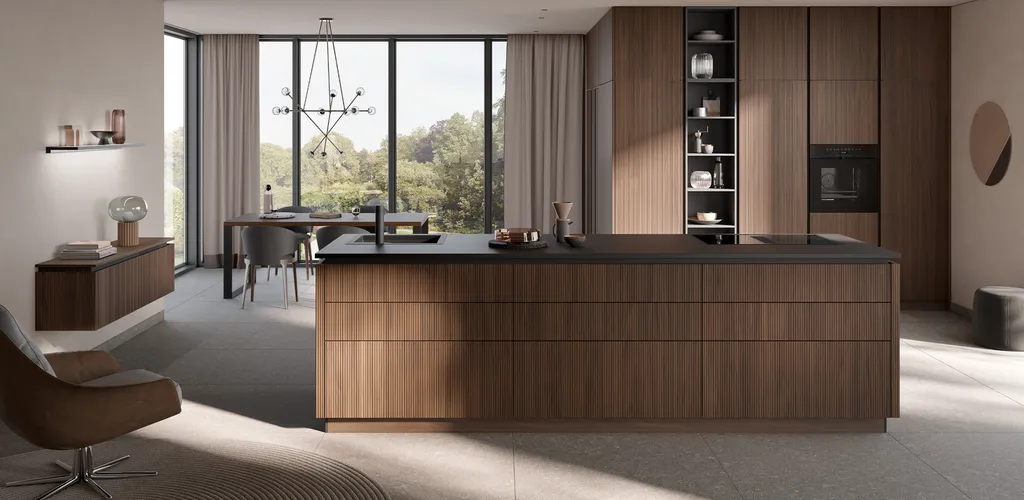 Cuisine avec façades en bois massif rainuré, pour un rendu structuré et moderne élégant, près de Balma, Toulouse