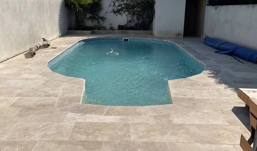 TERRASSE EN TRAVERTIN BEIGE 1ER CHOIX CLASSIC FORMAT 61 X 40.6 X 1.2 CM