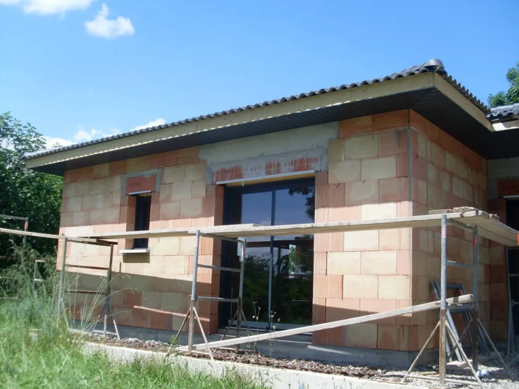 Chantier aux alentours de Bidon. Sous-face aluminium couleur ardoise.