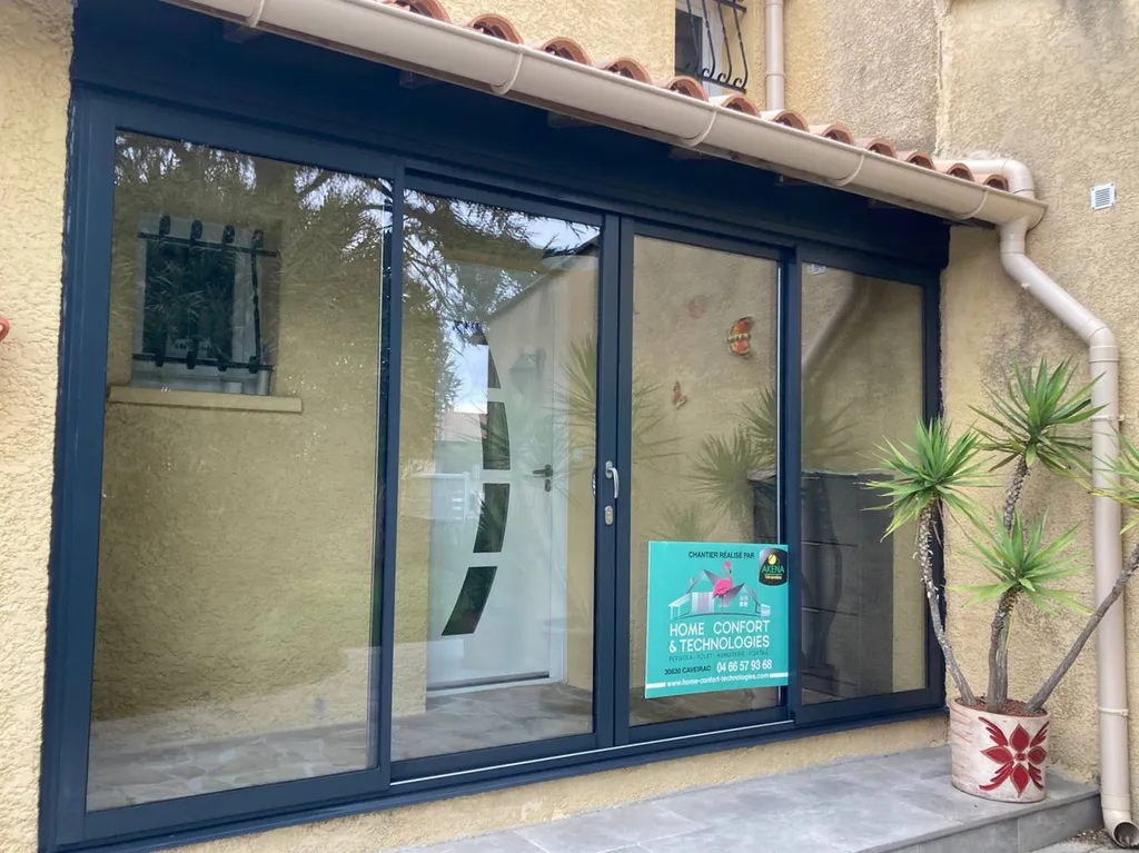 Installation de menuiserie en aluminium 7016 sur mesure pour un sas d'entrée dans la Vaunage