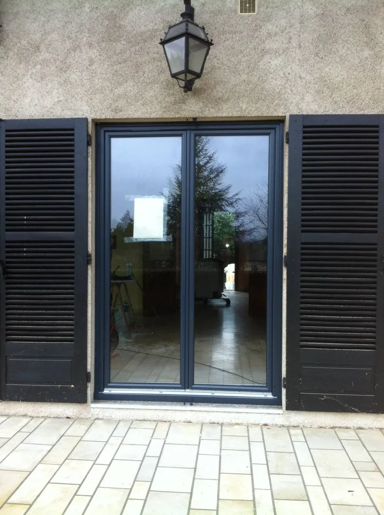 Fenêtre en rénovation en remplacement des menuiseries bois à BELLEVILLE