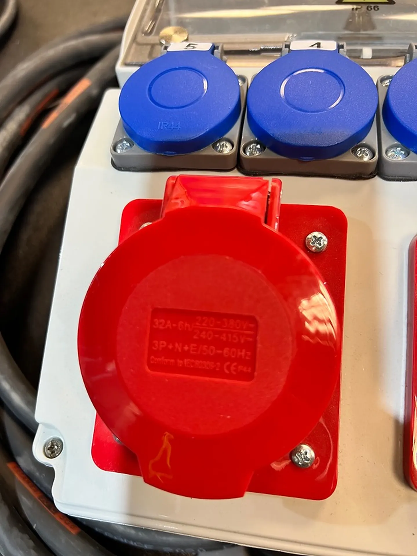 COFFRET ELECTRIQUE 32A TRI VERS 1X 32A TRI + 1X16ATRI+ 4 PC 16A MONO