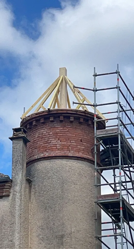 Créer une charpente sur mesure et toiture en zinc au Château Bellevue La Forêt à Fronton
