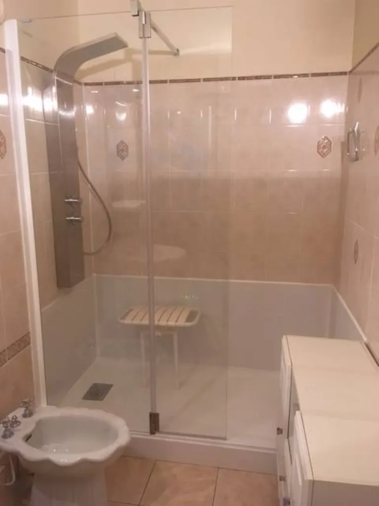 Remplacement baignoire par douche sénior sécurisée à Bourg-lès-Valence, Drôme (26)