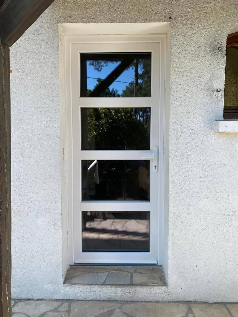 Porte d'entrée en PVC à Saint Médard en Jalles, de chez Pierret posée par Aquit'M 