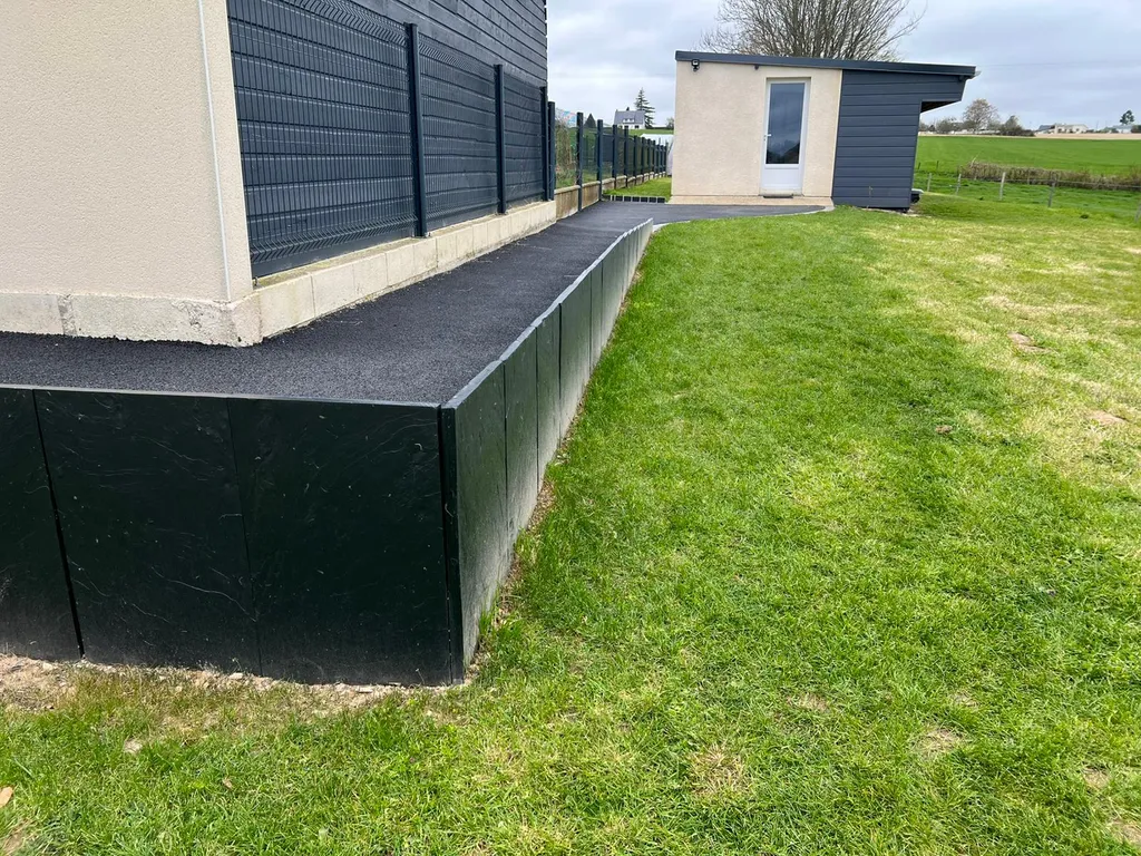 Aménagement d'une entrée sur Sainneville sur Seine : reprise des réseaux, mur de soutènement en dalle d'ardoise et enrobé