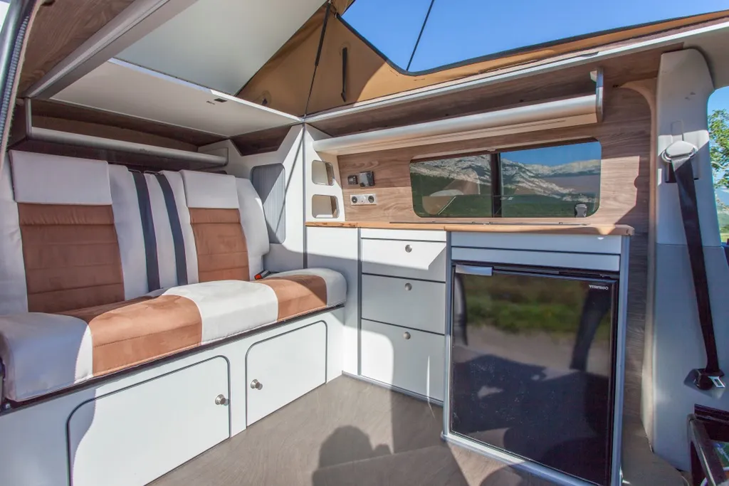 Spécialiste de l'Aménagement intérieur sur mesure VW Transporter T6 L2H1 à Chambéry par notre atelier spécialiste Custovan