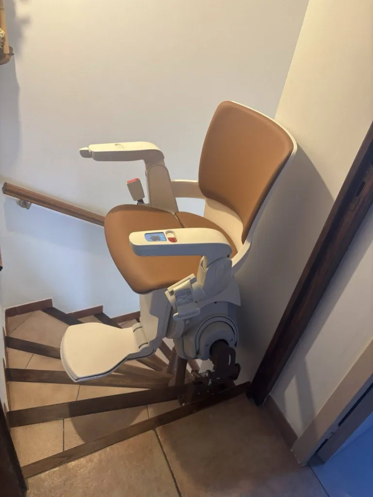 Design et coloris s'adaptent à l'existant avec le fauteuil monte escalier OTOLIFT SMART à Marignane près de Marseille