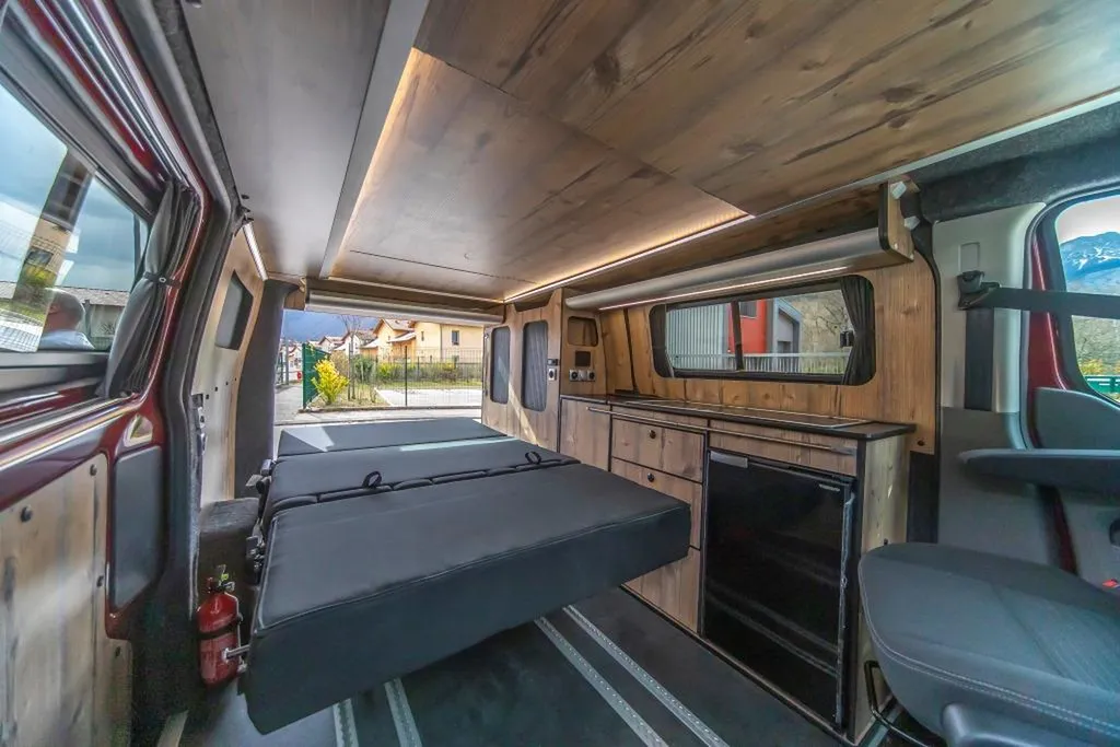 Aménagement intérieur d'un Ford Transit Custom Court sur-mesure à Annecy : van au style chalet alpin pour la Haute-Savoie