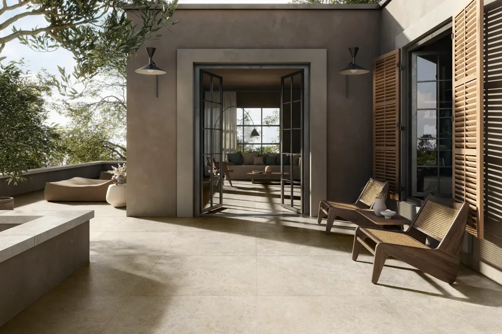 À Dieppe centre, les plinthes assorties 7x60 cm garantissent une finition sobre et discrète.