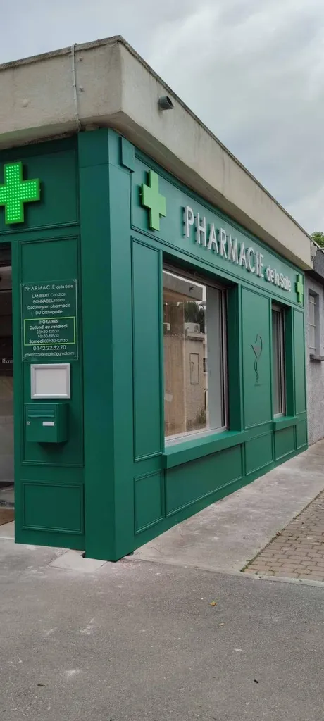 devanture de pharmacie en bois marseille
