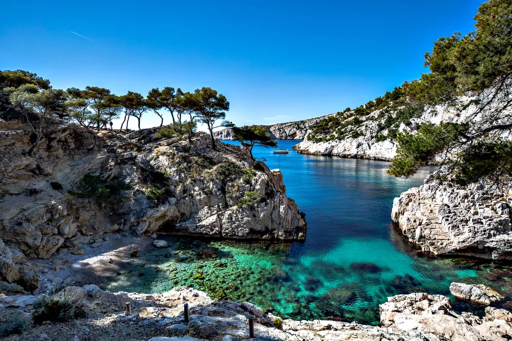 Location d'un yacht avec skipper pour un groupe de personnes pour une journée à Marseille le long de la Côte Bleue