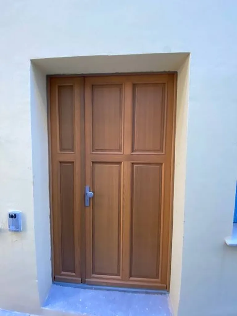 FOURNITURE ET POSE PORTE D'ENTREE EN BOIS MAIRIE D'ANTIBES  (06)