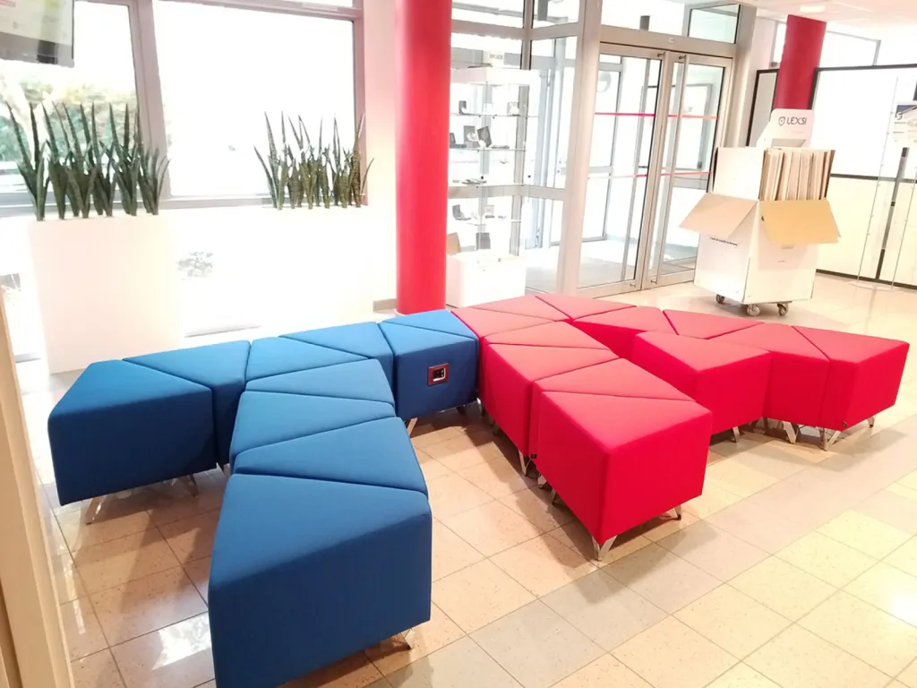 Création sur mesure de banquettes logo et d’un amphithéâtre 50 places pour Technic Atome à Aix-en-Provence