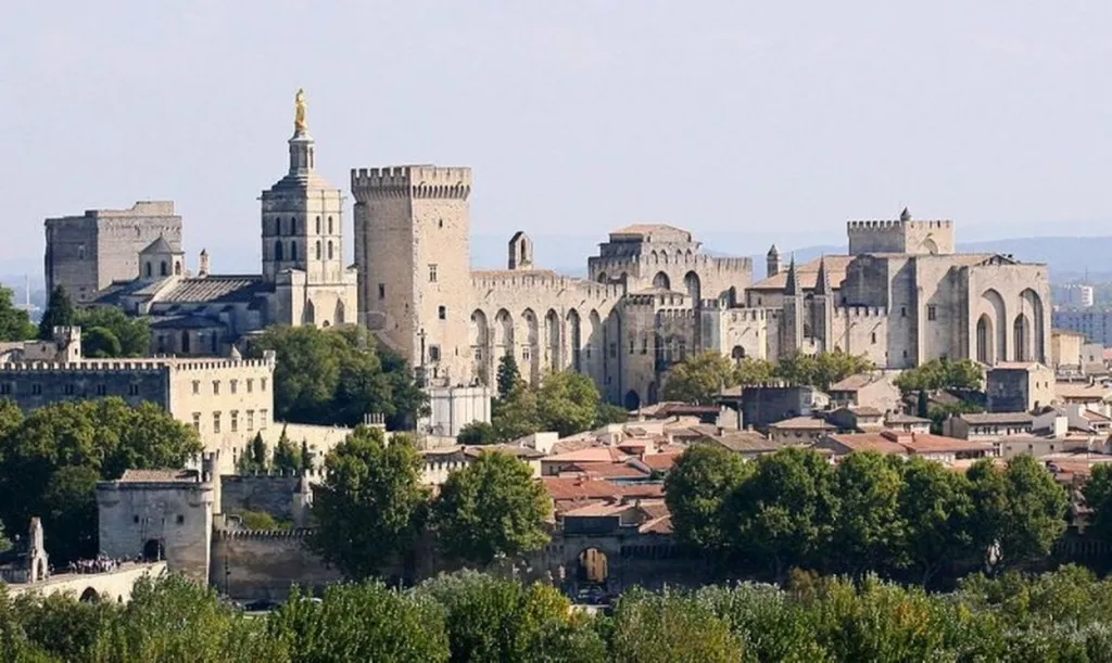 Au coeur d'Avignon, à 2 pas du palais des Papes,   luxueux appartement de 150 m².