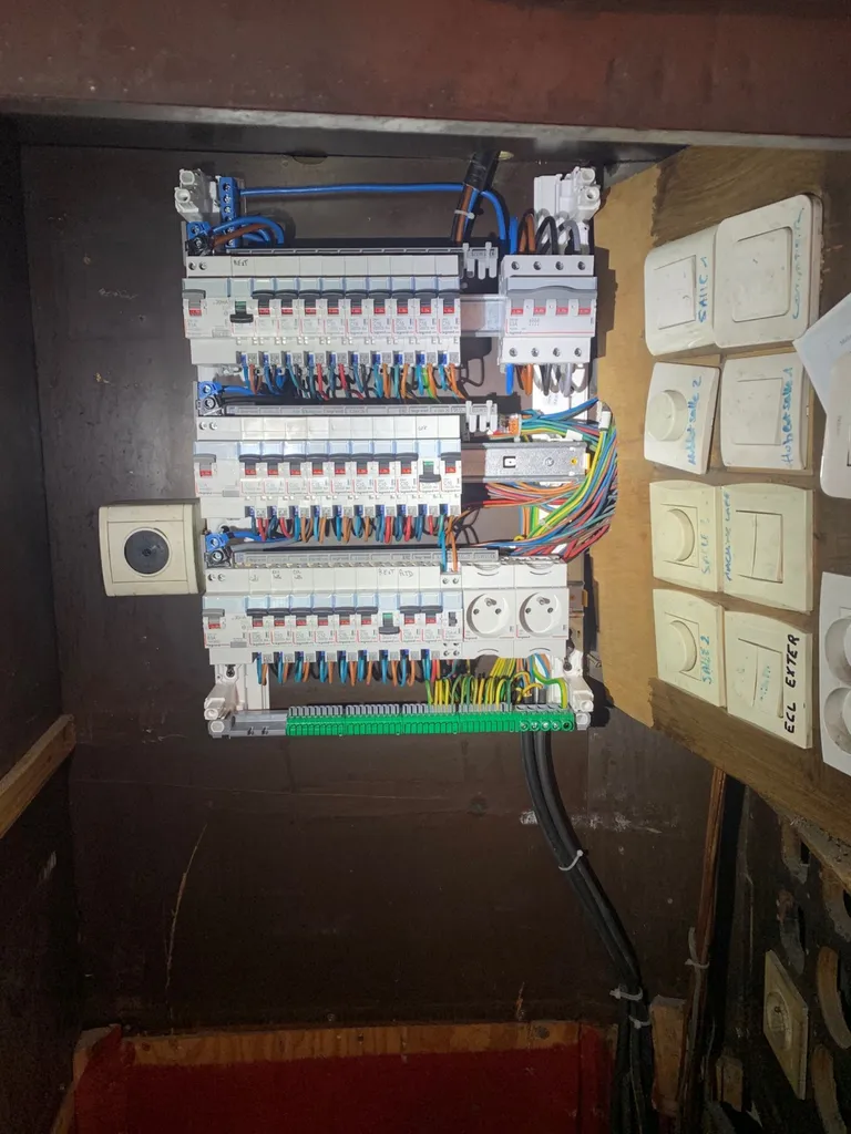 Entreprise d'électricité pour une Rénovation de tableau électrique à ROQUEVAIRE