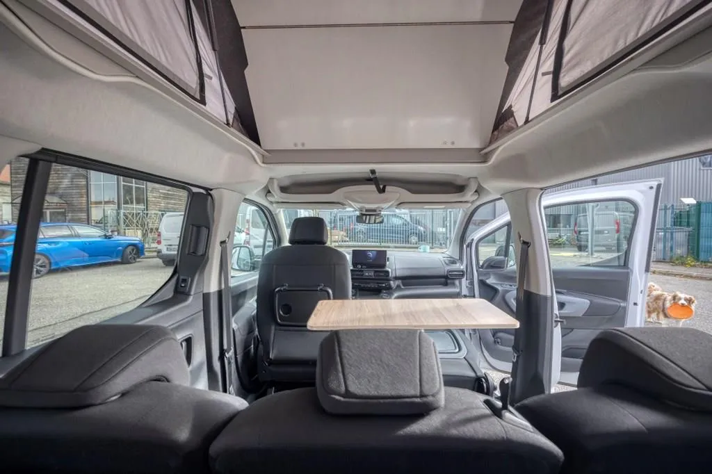 Spécialiste aménagement intérieur Berlingo et Rifter Long à Lyon : banquette-lit et kit-meuble sur-mesure dans le Rhône