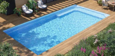Piscine coque design avec fond incliné et banquette intégrée – Modèle Tempo 86 installée à Sanguinet et La Teste-de-Buch