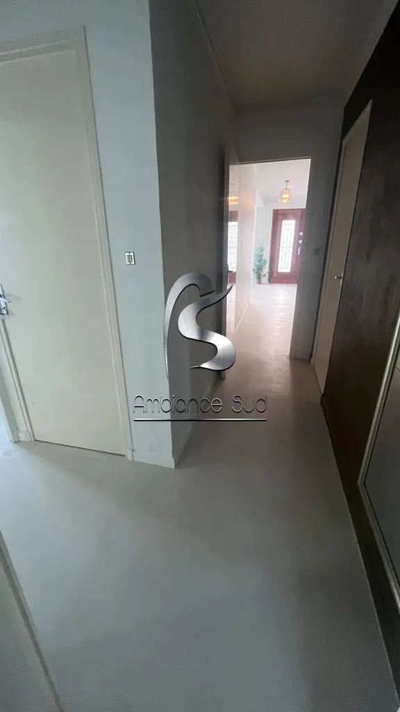 Réalisation du sol d’un couloir d’appartement en résine minérale effet béton ciré coulé à Toulon à côté de La Seyne-sur-Mer