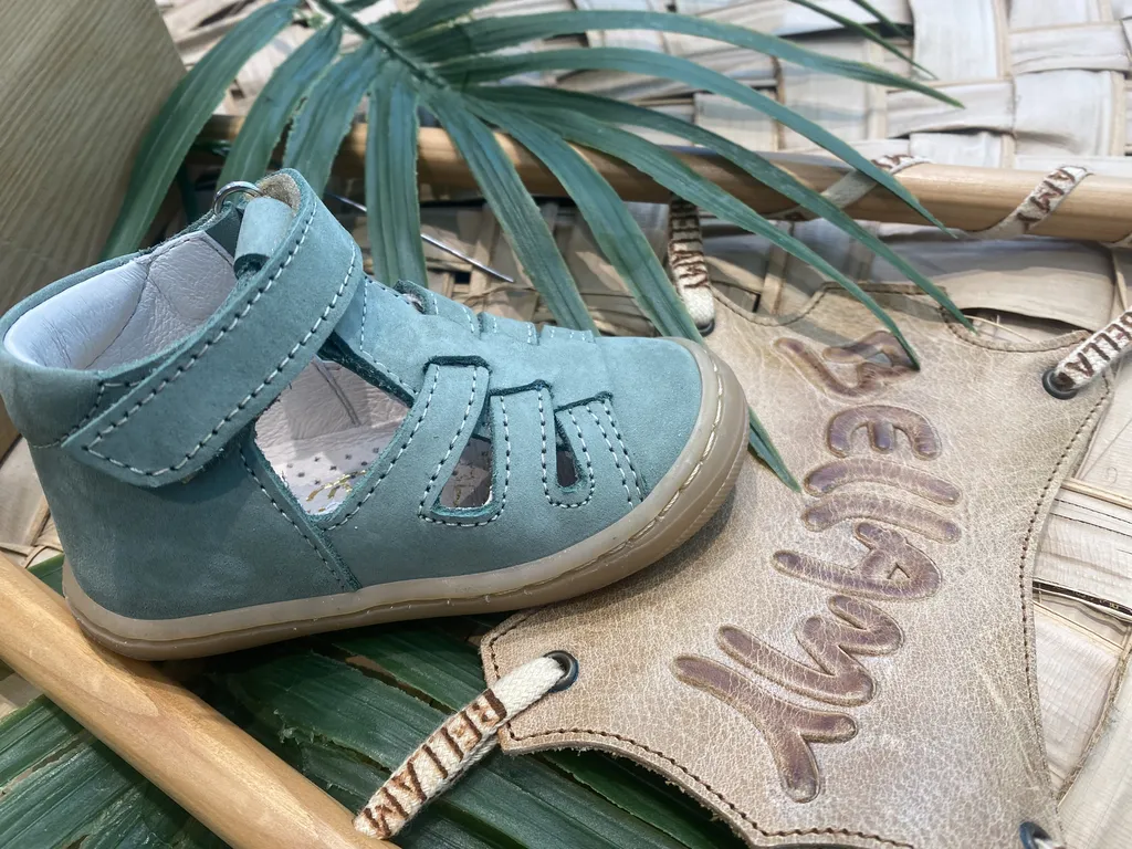 chaussure de marche bébé pied étroit  proche de d'Yvrac