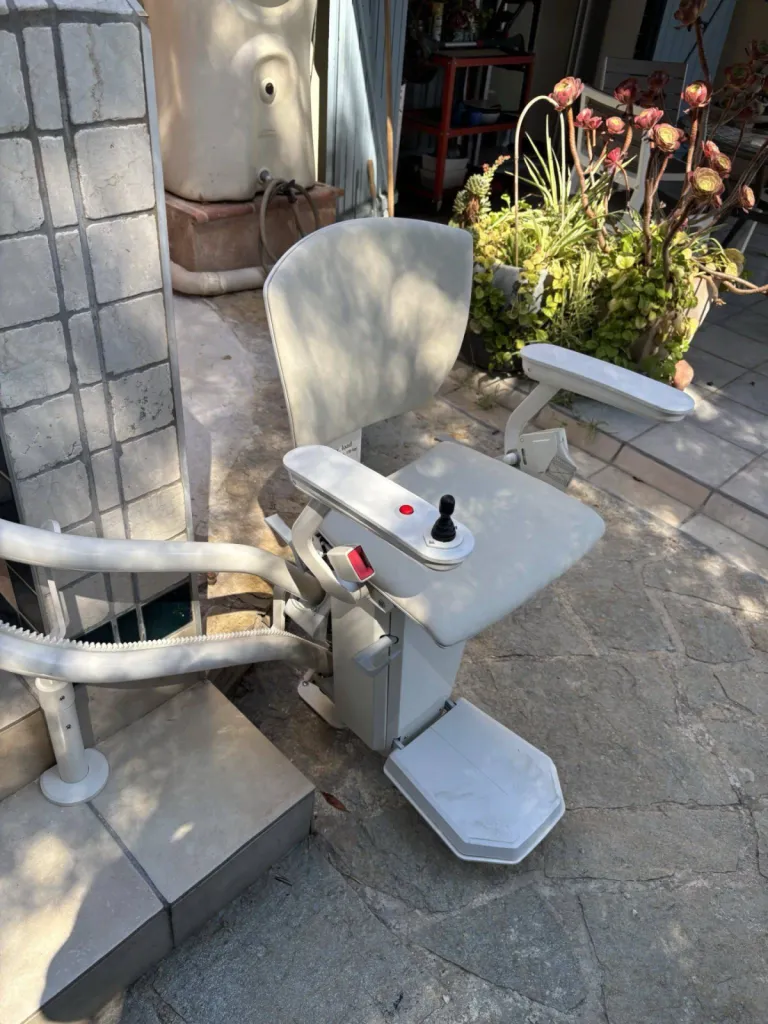 Le fauteuil monte escalier OTOLIFT TWO en attente de son passager à la Seyne près de Toulon Le fauteuil monte escalier OTOLIFT TWO en attente de son passager à la Seyne près de Toulon