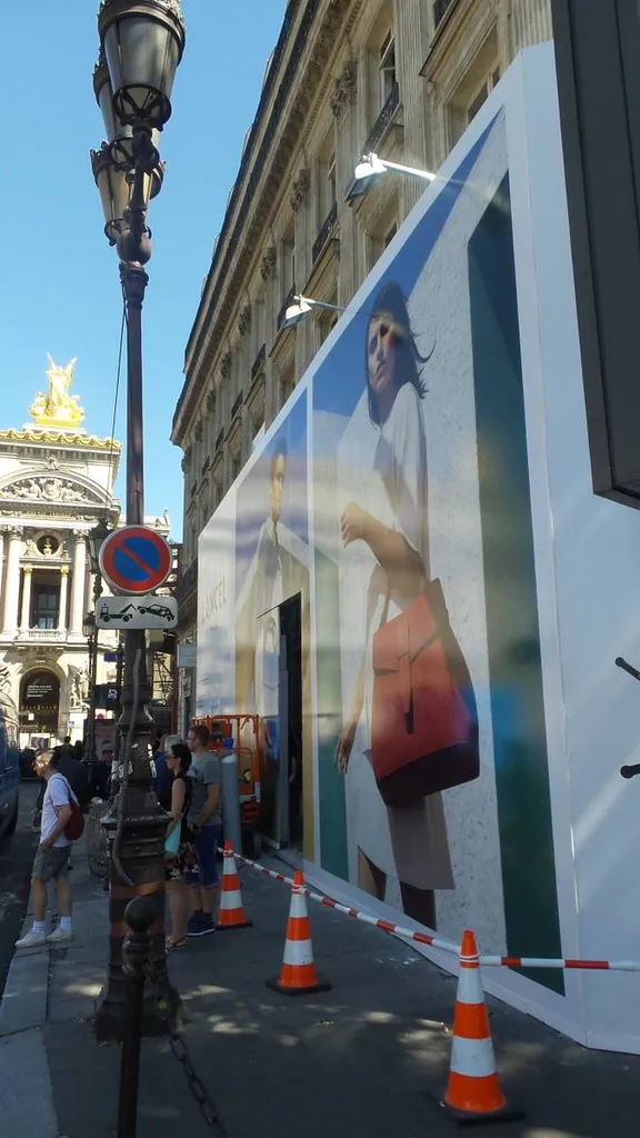 Installation d'un habillage de palissade d'une boutique de Luxe à Paris 9