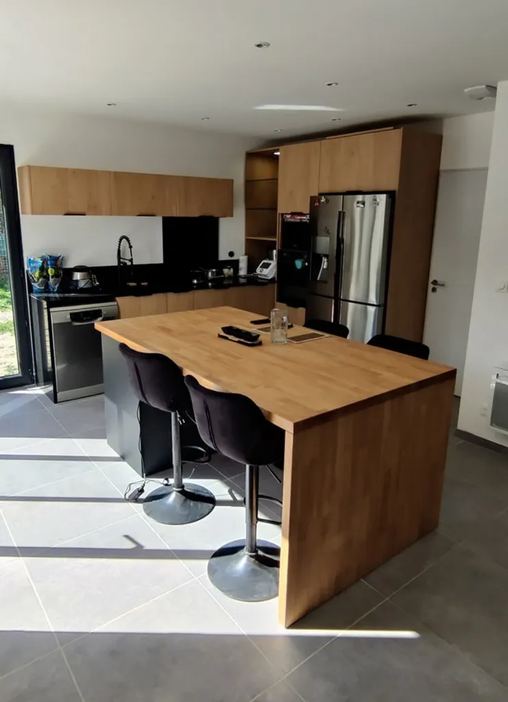 Création d’une cuisine sur mesure décor Zen et granit noir poli avec îlot en hévéa massif à Aubagne