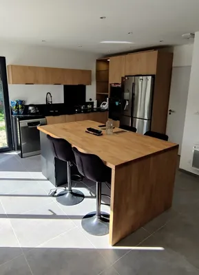 Création d’une cuisine sur mesure décor Zen et granit noir poli avec îlot en hévéa massif à Aubagne