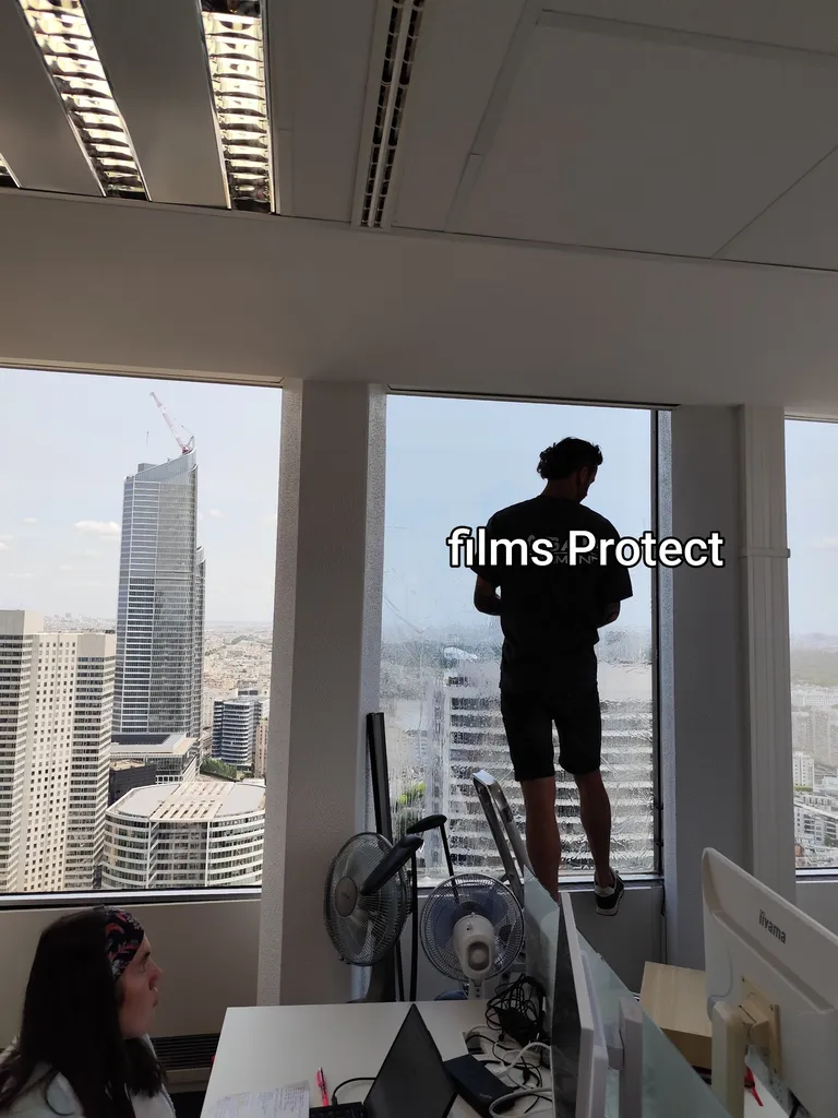 Films solaires effet transparent haute performance pour baies vitrées afin d’améliorer le  confort thermique des bureaux proche Paris la Défense 