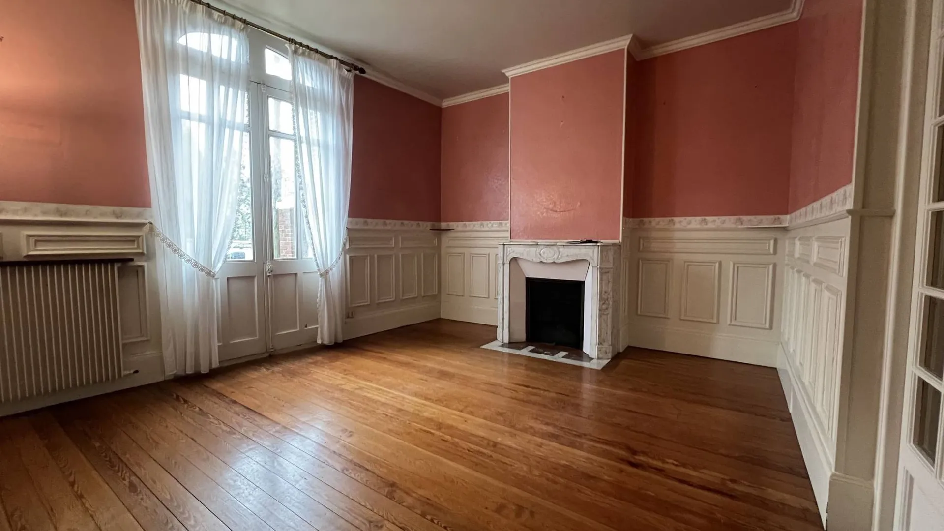 Maison de ville de charmes à rénover, 176m² habitables, 8 chambres, sous-sol complet et patio, située en plein centre historique de Eu 76260.