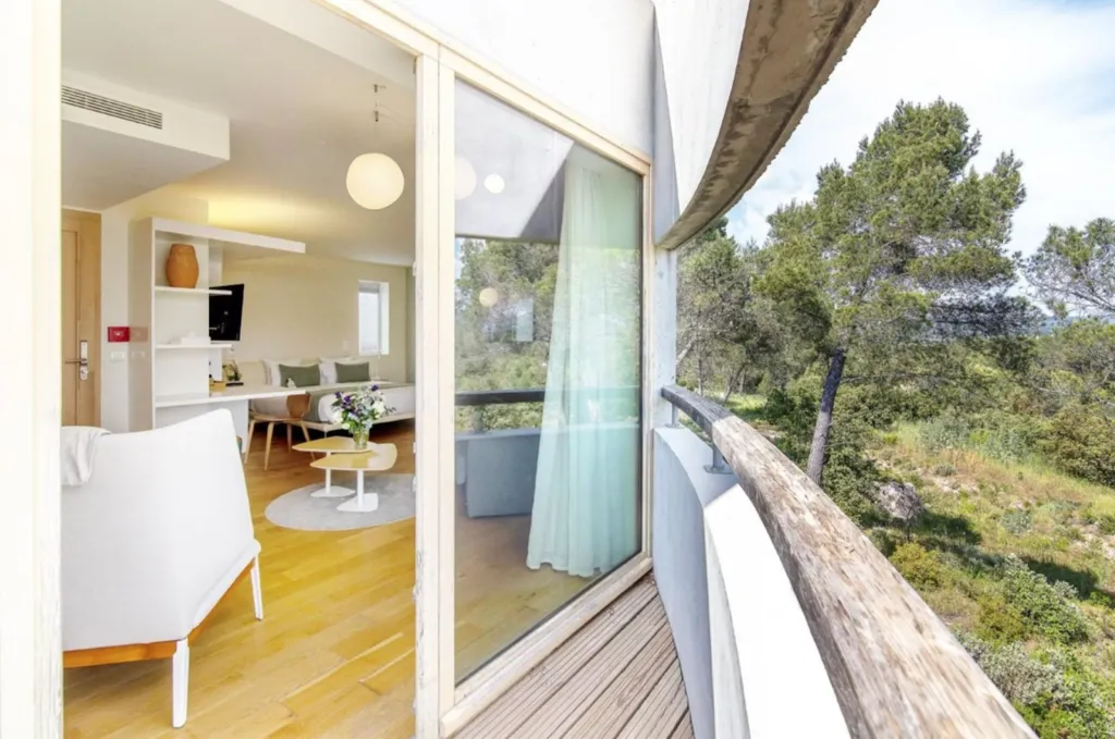 Lodge Écoresponsable au Thecamp Hotel à Aix-en-Provence : Piscine, Salle de Sport et Séjour Nature Intime